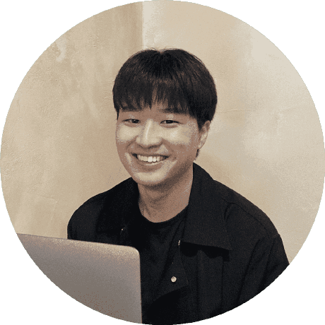 노트북 앞에서 미소 짓는 박우현